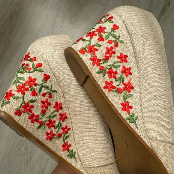 DeLISO. 1960s Vintage Floral Wedges - Picture 6 of 9
